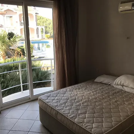 Friendly Apart فتحية